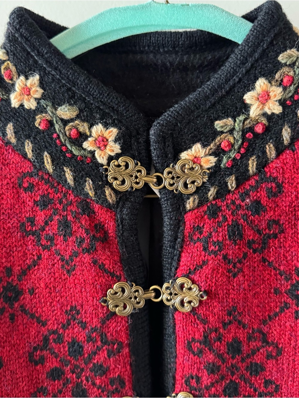 Icelandic Design wool cardigan - Picture 2 of 15
